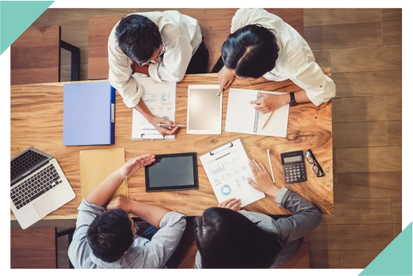 pessoas analisando documentos