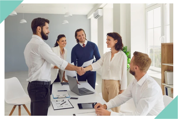 pessoas fechando acordo